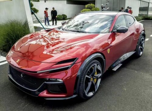 Ferrari Purosangue rouge de trois quarts avant, premier véhicule à quatre portes de Ferrari