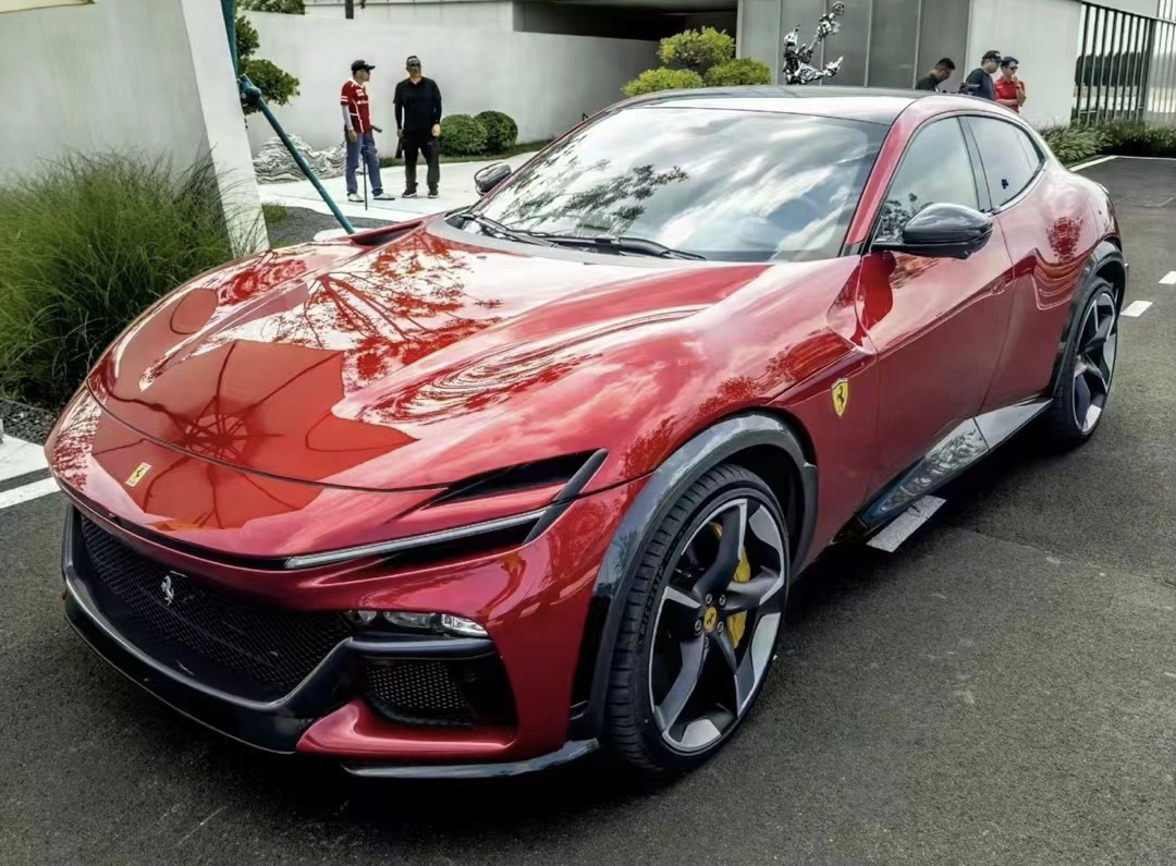 Ferrari Purosangue rouge de trois quarts avant, premier véhicule à quatre portes de Ferrari