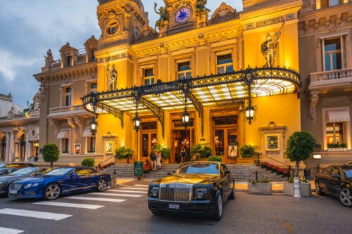 Supercars devant le Casino de Monte Carlo