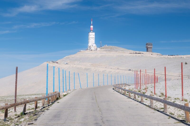 Route du sommet du Mont Ventoux bordée de jalons de déneigement, avec la tour de l'observatoire