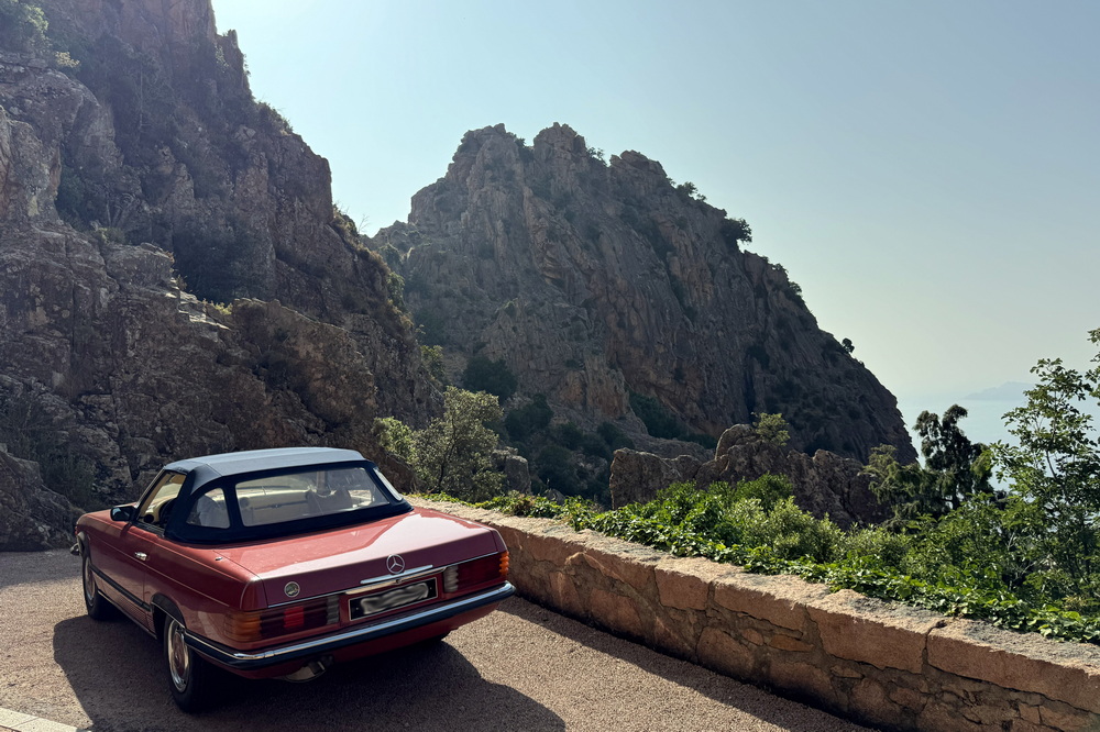 Voitures de collection sur la route des calanques de Piana, en Corse